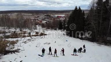 站在雪山顶上的滑雪者.. 空中观景。 4K
